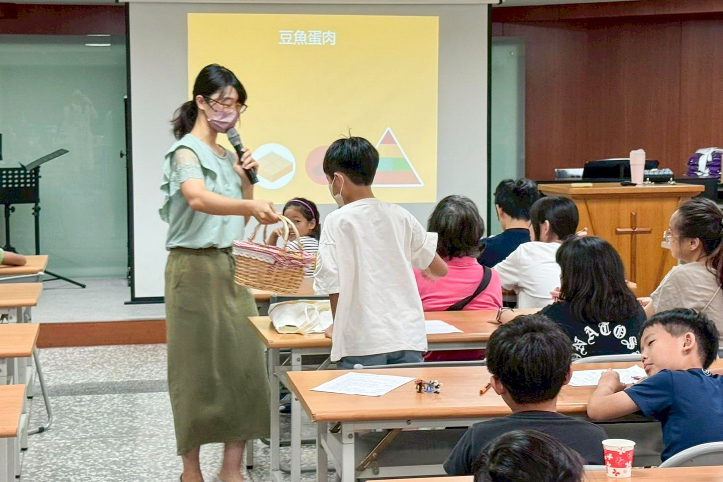 營養師以互動遊戲帶領學童認識食物分類，在趣味中培養均衡飲食觀念。(彰基提供)